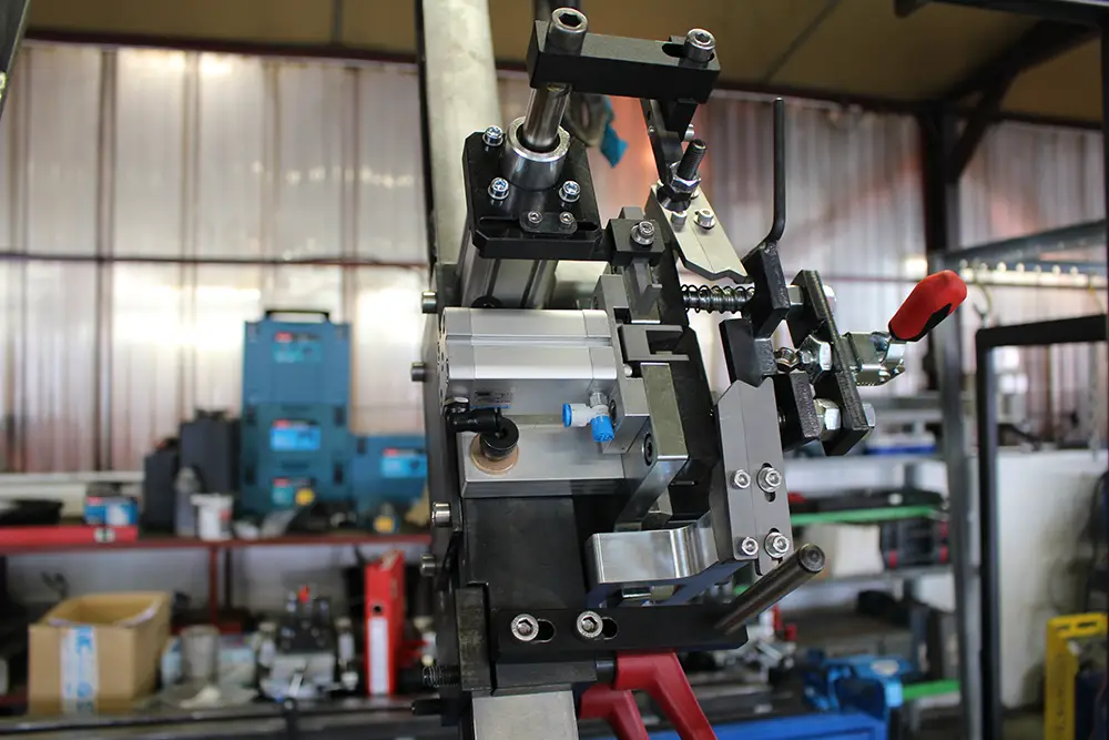 Poste robotisé de soudage automatisé fabriqué dans les ateliers TCM